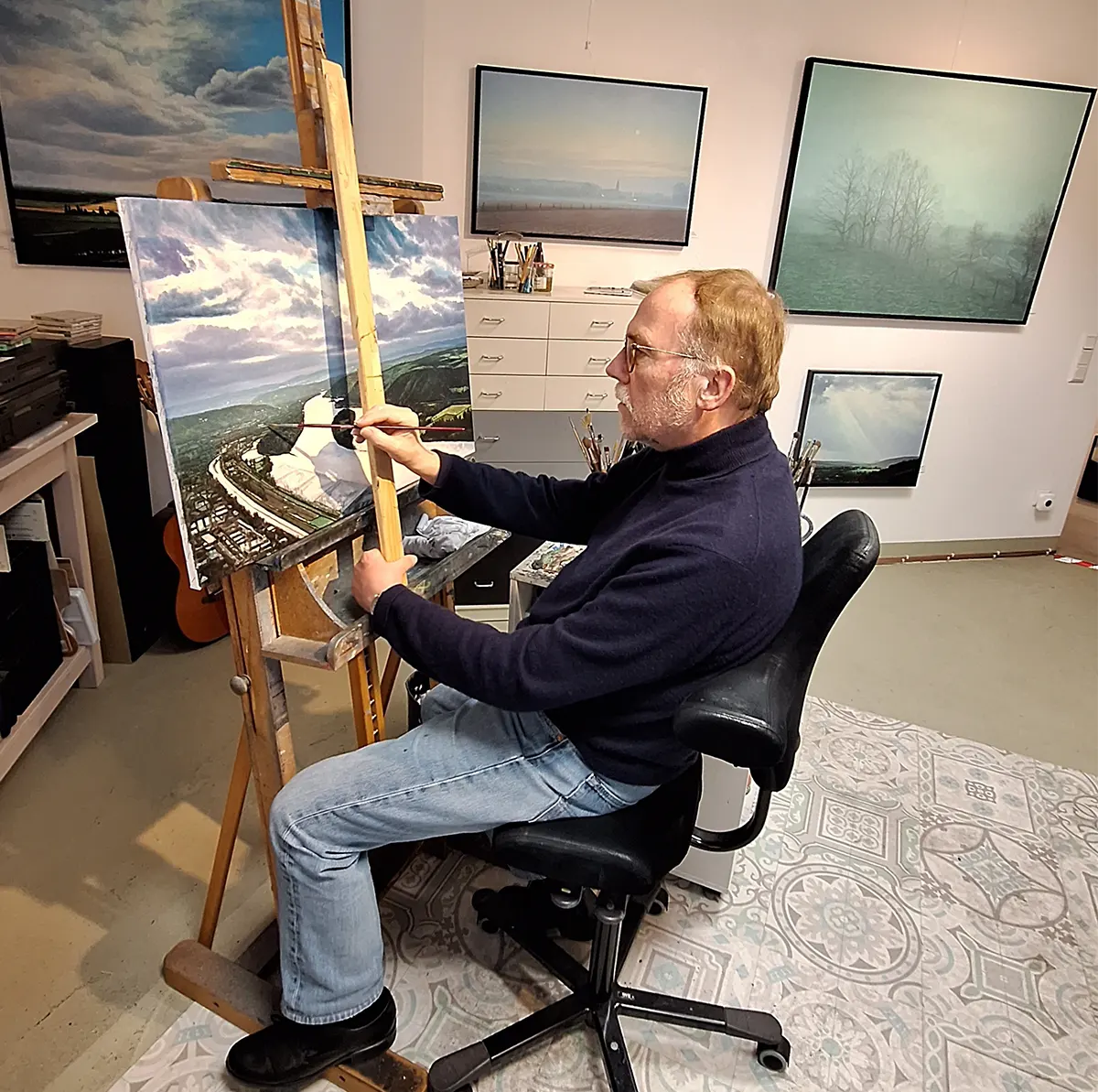 Maler Jürgen Schmitz in seinem Atelier